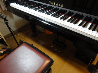 ピアノと椅子 保谷ピアノ教室