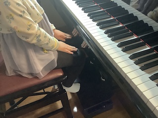 手はお膝　保谷ピアノ教室