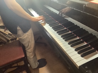 立って練習　保谷ピアノ教室