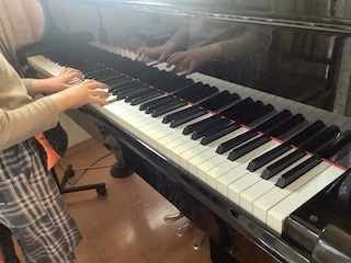 立って弾く 保谷ピアノ教室