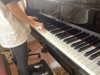 立って弾く 保谷ピアノ教室