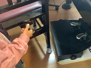 椅子調整　保谷ピアノ教室